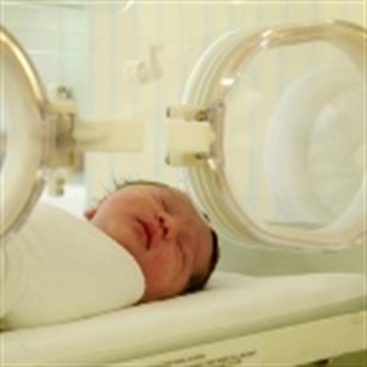 médico y madre con un bebé recién nacido en la sala de maternidad