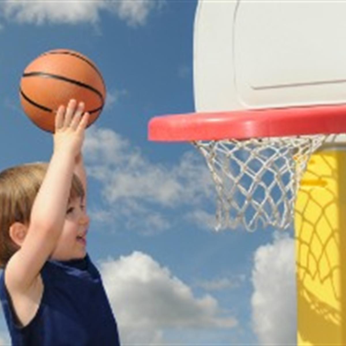 Play Basketball”: 7 Feet Tall Man Shows Off His Height, Mother Is 5 Feet 8  Inches, People Advise Him 
