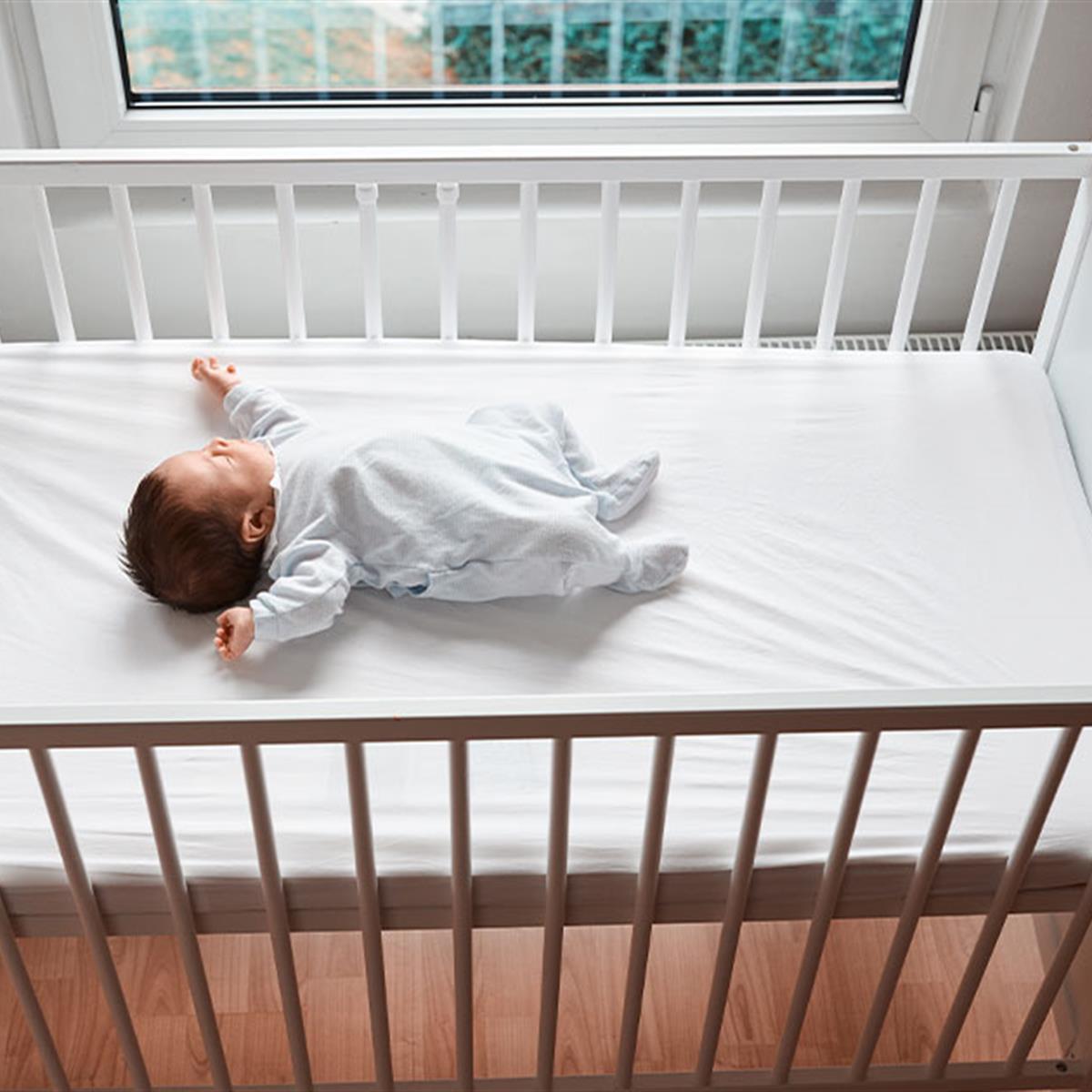 Las mejores posturas para dormir a un recién nacido según los