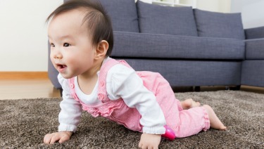 https://www.healthychildren.org/SiteCollectionImagesArticleImages/baby_asian_crawling_carpet.jpg