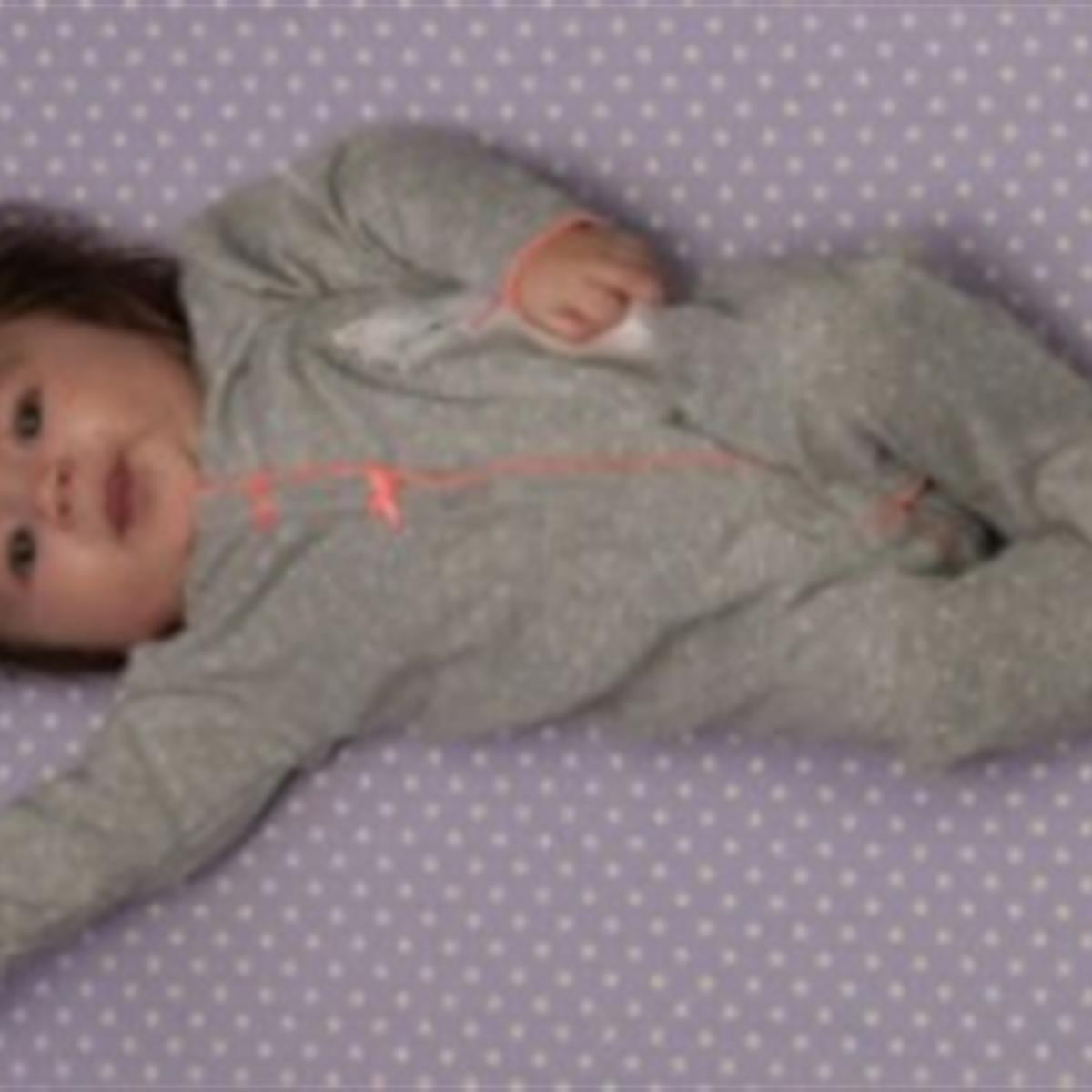 Bebés de verano y de invierno: ¿cómo vestirlos para dormir por la