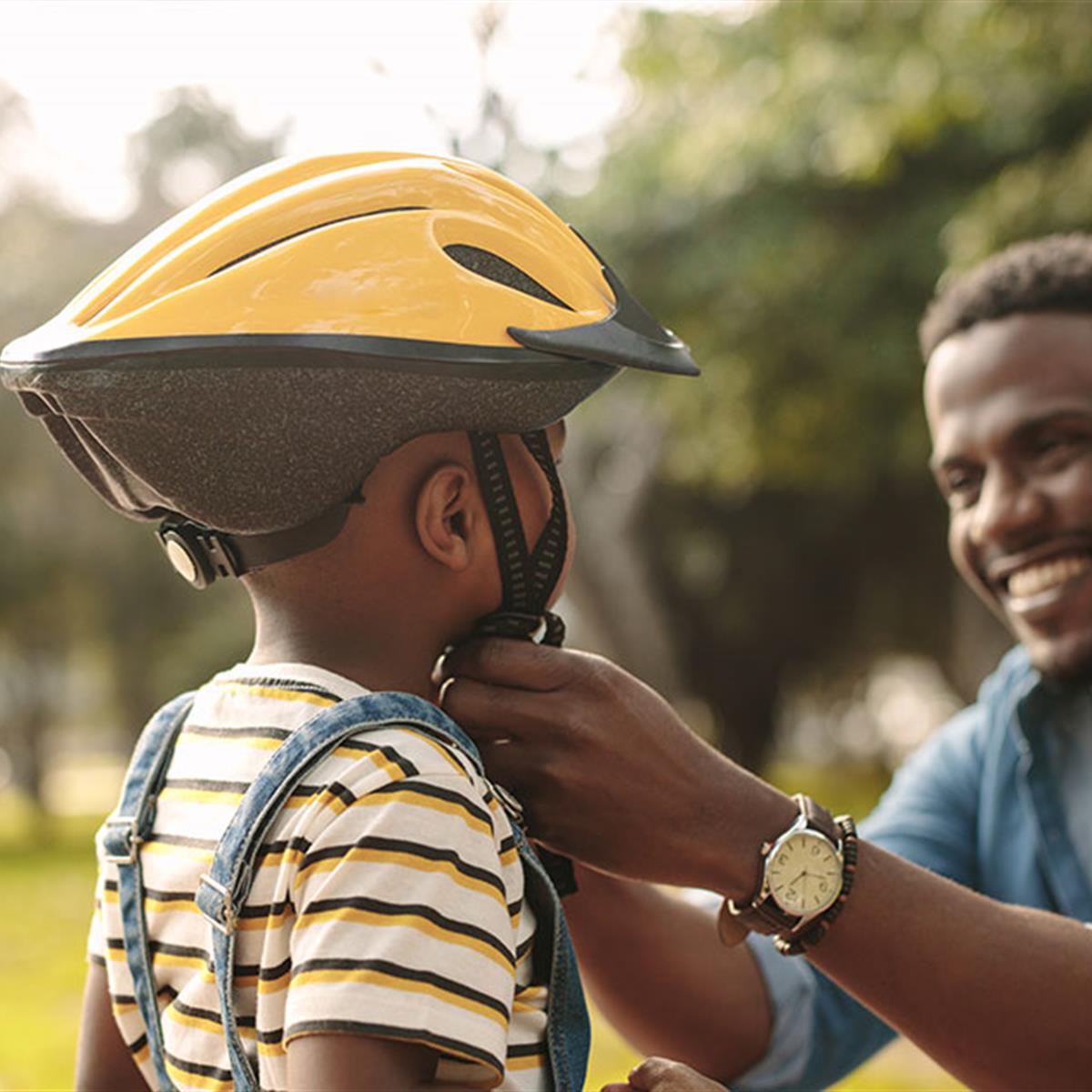 Cómo lograr que sus niños usen los cascos para bicicleta 