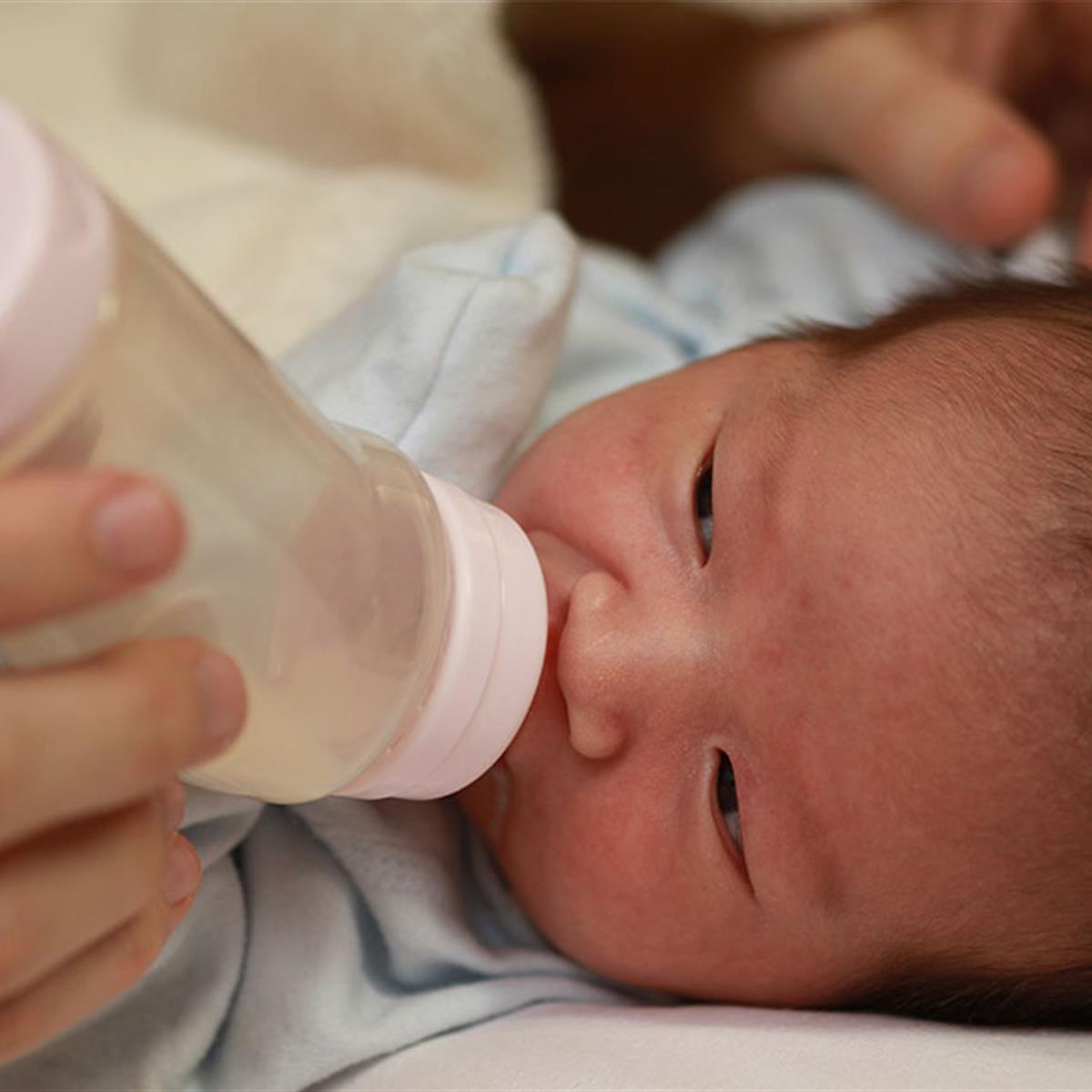 Cuánta leche de fórmula puede tomar mi bebé? No darle la cantidad adecuada  puede afectarlo, Estilo de Vida Madres
