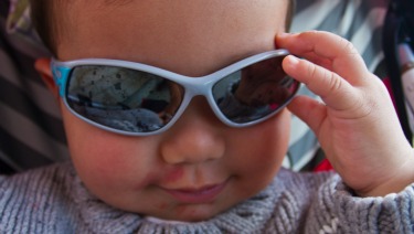 10 razones por las que los niños deben usar anteojos de sol en invierno 
