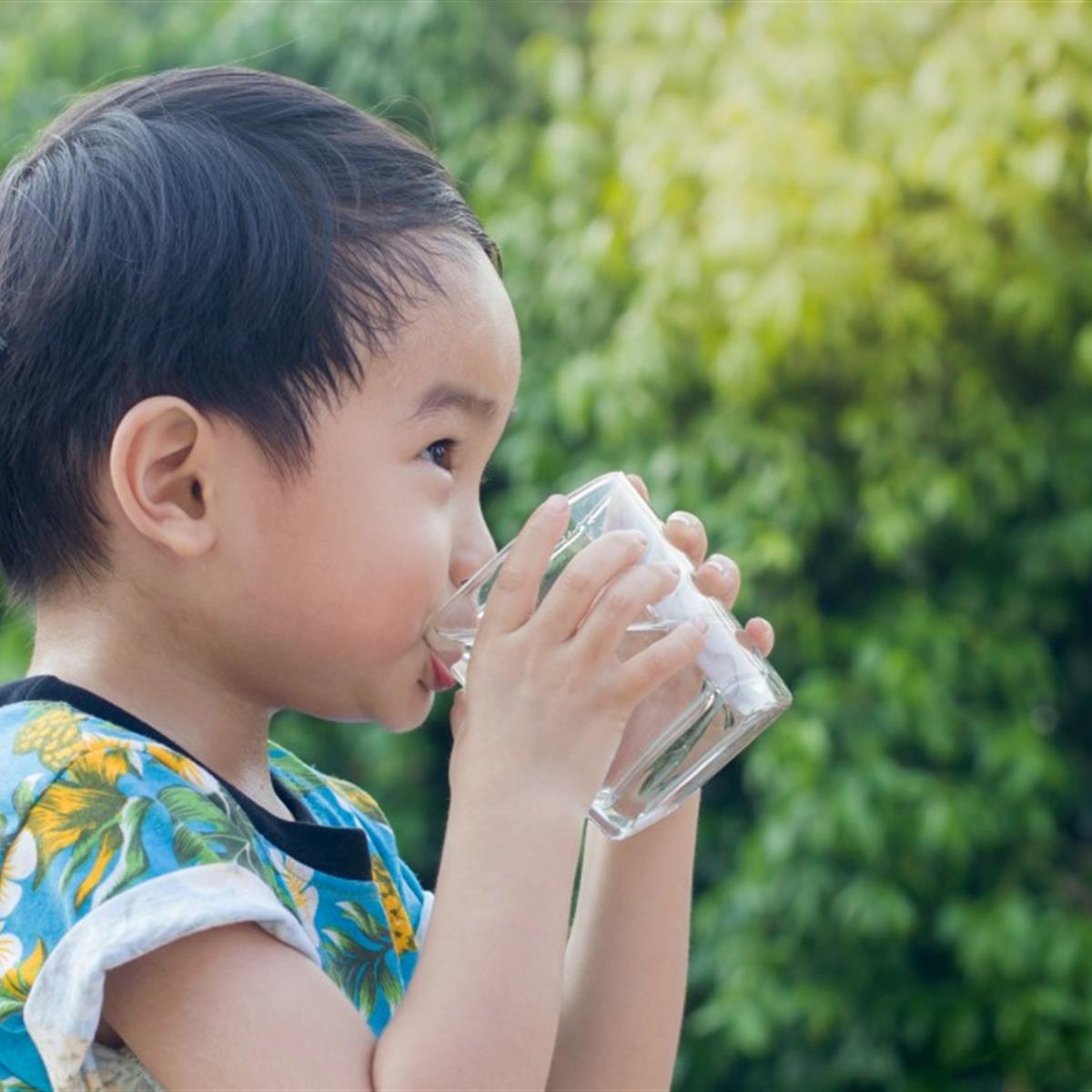 https://www.healthychildren.org/SiteCollectionImagesArticleImages/boy_water_cupe_drink.jpg?RenditionID=6