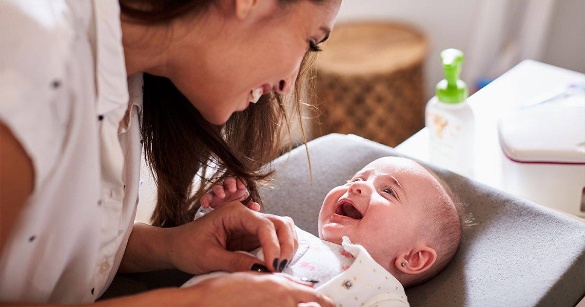 4 week hot sale old baby smiling