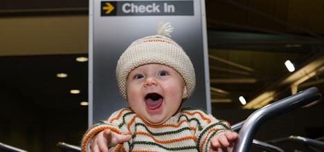 Consejos para viajar en avión con bebés o niños pequeños
