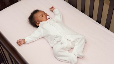 Colecho y muerte súbita  Riesgos de que el bebé duerma en la misma cama  que los padres 