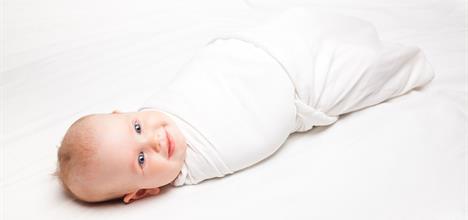 Envolver o fajar al bebé: ¿es una práctica segura? 