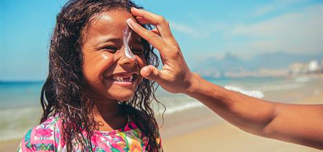 What's the best way to protect kids' skin from sunburn? 